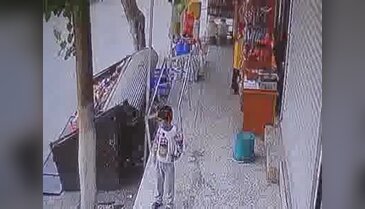 2 yaşındaki Elif'i havada yakalayıp kurtardılar