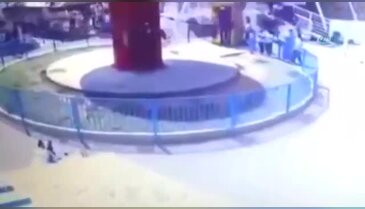 Salıncaktan savruldu, kadınların üzerine düştü