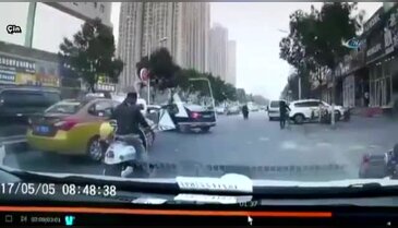 Metal plaka motosikletliye böyle çarptı