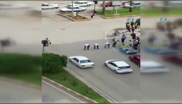 Kırmızı ışıkta 'birdirbir' oynadılar
