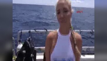 Porno yıldızına köpek balığı saldırdı
