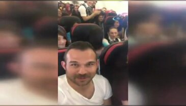 Uçakta hosteslerle halay çektiler