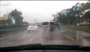 Bursa'da yağmurda kontrolden çıkan panelvan direğe böyle çarptı