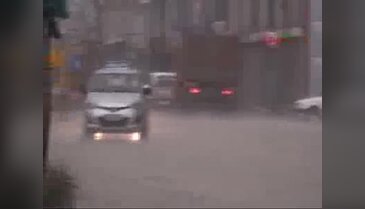 Bursa güne yağmurla başladı