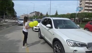 Bursa'da trafik polisleri sürücülere gül dağıttı