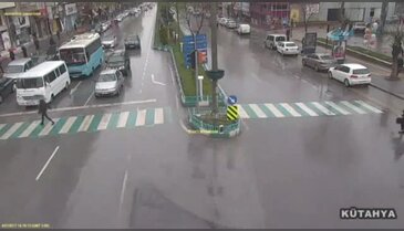 Otomobil kadına böyle çarptı!