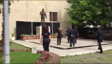 Bursa'da adliye önünde kendisini bıçakla yaraladı