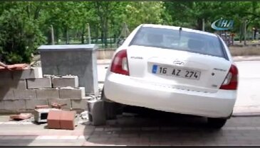 Bursa'da kadın sürücü, oyun oynayan çocuğu ezdikten sonra pano ile aydınlatma direğini devirdi