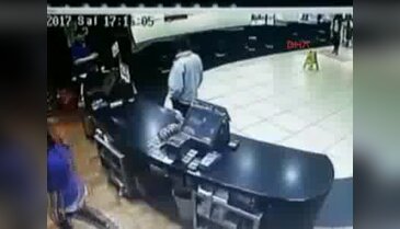 Ünlü fast food restoranında çocuğa sıcak sulu saldırı kamerada