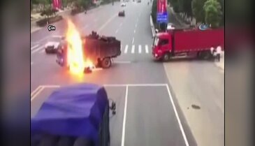 Motosiklet kamyonun yakıt tankına çarptı!