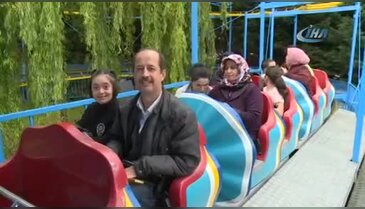 Bursa'da engelliler lunaparkta gönüllerince eğlendi