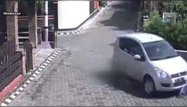 Küçük çocuk otomobilin altında kaldı