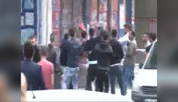 Öldürülen gencin cenazesinde linç girişimi