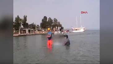 Sıcaktan bunalan balıkçıların deniz keyfi