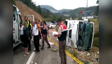 Rus turistleri taşıyan midibüs devrildi: 18 yaralı