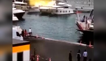 Arabalı vapur lüks yata böyle çarptı