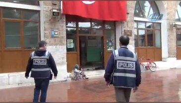 Bursa'da dilencinin çocuğuna polis şefkati