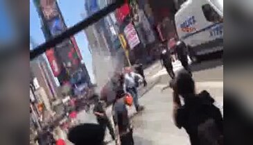 Time Meydanı'nda araç yayaların arasına daldı