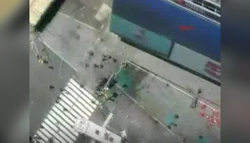 Time Meydanı'nda araç yayaların arasına daldı -2