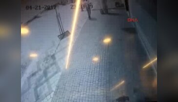 Sokak ortasında kadına sopalı saldırı