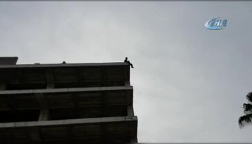 Çatıya çıkan genci polis 50 tl vererek ikna etti