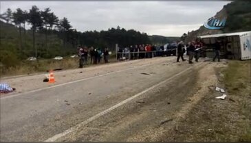 Bursa'da midibüs ile otomobil çarpıştı: Ölü ve yaralılar var