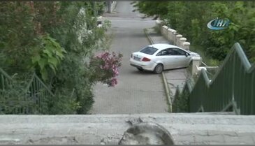 Bursa'da park halindeki otomobil 20 metrelik merdivenlerden uçtu