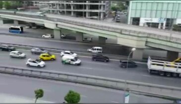 İstanbul'da kamyon köprüye takıldı, trafik felç oldu