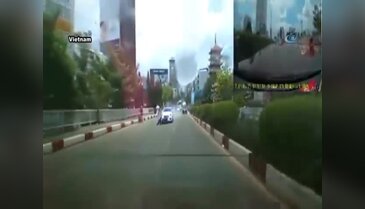 Önce otomobil, ardından motosiklet çarptı