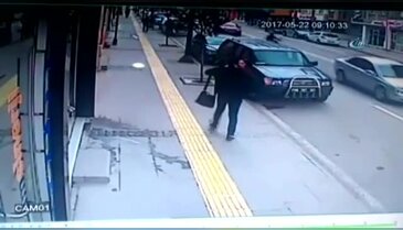 Motosiklet kazası güvenlik kamerasında