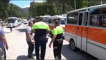 Zabıtaya ilginç tepki: "Onu çekme bunu çek"