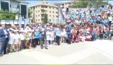 Bursa Yıldırım Belediye Başkanı Edebali şarkı söyledi