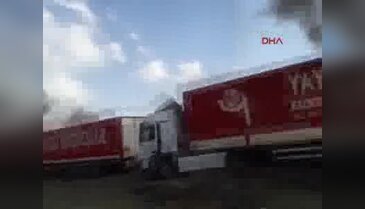 Teröristler yol kesip araç yaktı