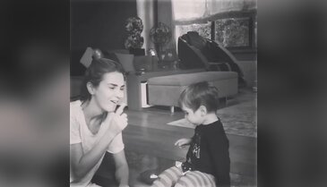 Ece Erken ve oğlunun mısır yeme yarışı