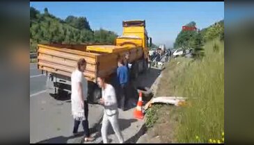 TIR'a çarpan otomobil parçalandı: 4 ölü