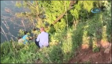 Bursa'da kaçarken kaza yapan hırsızlar, çaldıkları çelik kasayı baraja attı