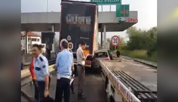 TEM gişesine aynı anda gıren TIR ile otomobil sıkıştı