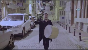 Davulcu kılığına giren sosyal medya fenomeni zabıtaya yakalandı