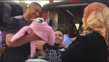 Doğduğundan haberi olmadığı kızını ilk kez gördü