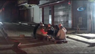Bursa'da yangına aldırmayan işçiler itfaiye ışığında sahur yaptı