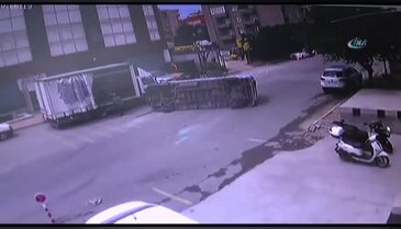 İstanbul'da minibüs devrildi: Yaralılar var