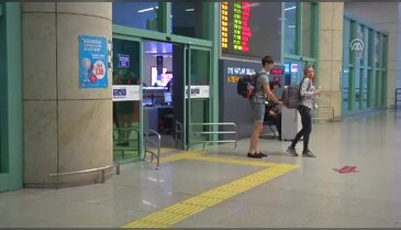 Ukraynalı kafileyi taşıyan ilk uçak indi