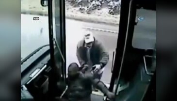 Önce dövdü, sonra otobüsten attı