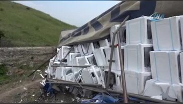 Bursa'da tır devrildi! Onlarca çamaşır makinesi hurdaya döndü