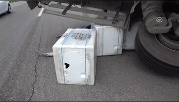Bursa'da tır devrildi! Onlarca çamaşır makinesi hurdaya döndü - 2