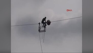 Bursa'da tellerdeki işçiyi paraşütçü sanınca, polisi alarma geçirdiler