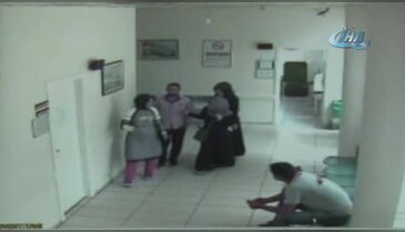 Bursa'da kadın doktora makasla saldırıp, yerde sürüklediler! O anlar kameraya yansıdı...