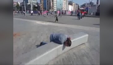 Şehrin göbeğinde gençlerin şok eden hali: Çocuklar izledi