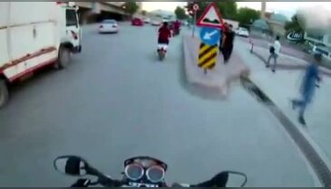 Seyir halinde yol tartışması kavgaya döndü