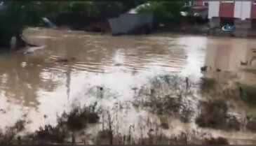 Sağanak yağış kazaları beraberinde getirdi: 2 ölü, 12 yaralı